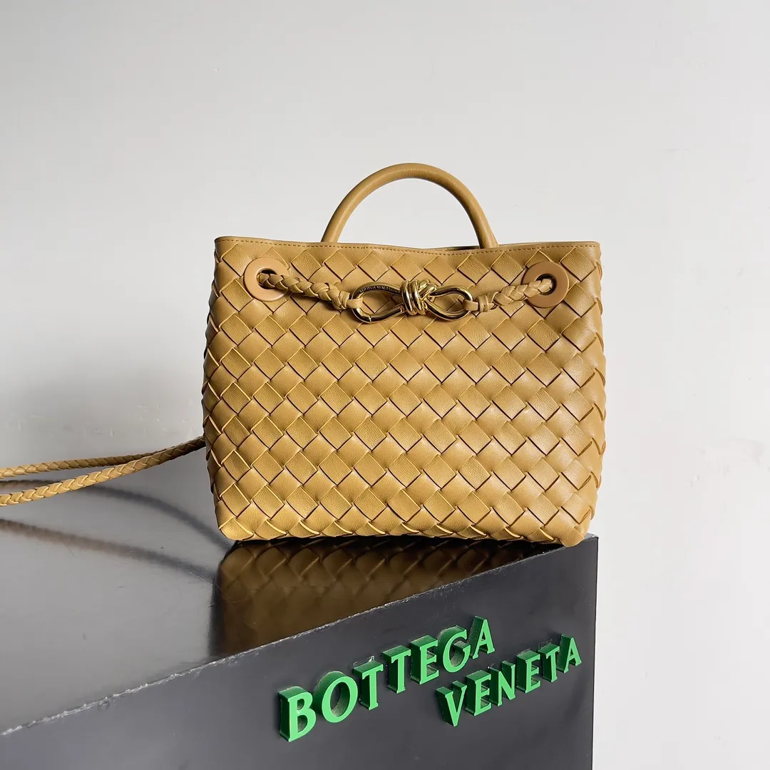 The 2023 new Andiamo batch of 1860 BV has been shipped‼ ️Really popular🔥The new Andiamo woven handbag launched by Bottega Veneta this season is really popular all over the world! ! Celebrities at home and abroad have worn it, and Oscar-winning actress Michelle Yeoh has taken it out on the street. Song Jia, Trai Yara, Yu Feihong, Sanji Ayaka, Rosie Hunting-Whiteley, Yoshioka Riho, etc. have all picked up this bag. It is classic and versatile, showing off its temperament, and the bag capacity is also large, which is very convenient for daily commuting! ! A variety of carrying methods, the shoulder straps can be adjusted by yourself, the original lambskin feels soft and delicate, and the neutral style is made to break gender boundaries and bring a more practical and longer-lasting use experience. Andiamo, which has both elegant and casual styles, perfectly interprets the true appearance of "fashionable old money style". Style number: 743568 Size: 25*22*10.5cm